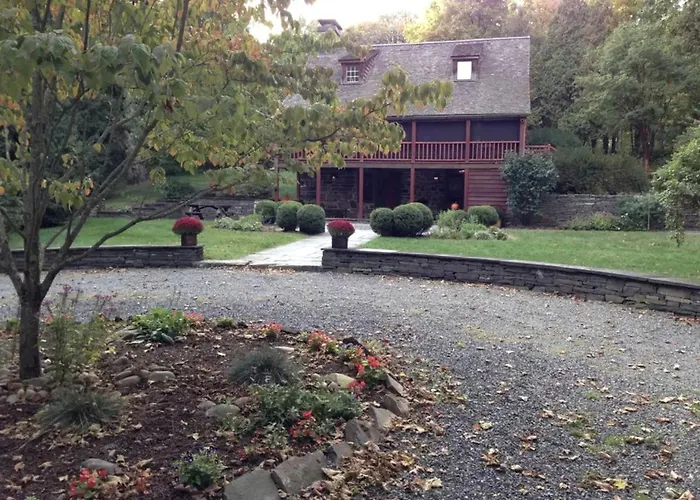 Romantic Year-Round Cabin Getaway With Free Wi-Fi In Saugerties, New York