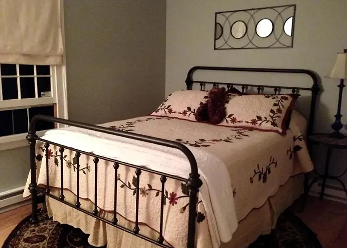 Romantic Year-Round Cabin Getaway With Free Wi-Fi In Saugerties, New York