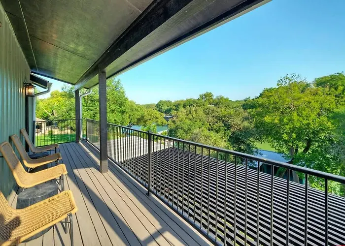 Waterfront Sleeps 16 Perfect For Family & Wurstfest