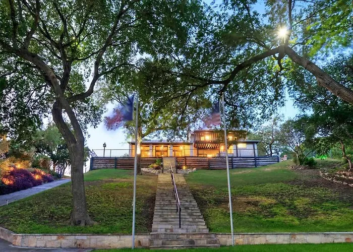 Waterfront Sleeps 16 Perfect For Family & Wurstfest