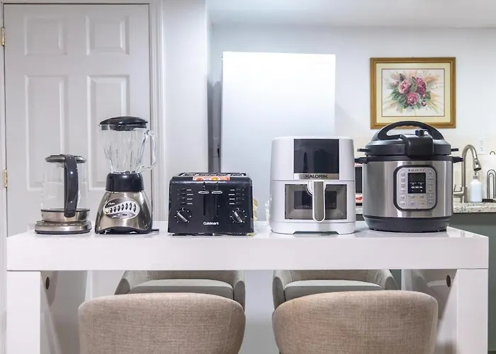 Retro 2 Bedroom Basement Apt With Free Street Parking
