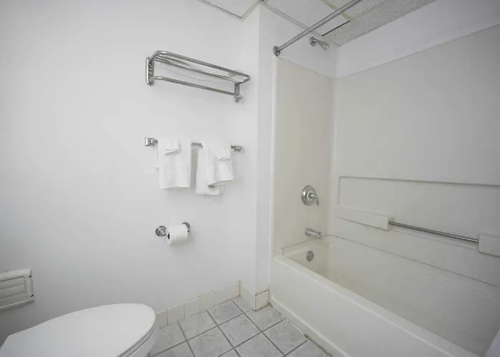 Greenwoods Inn & Suites