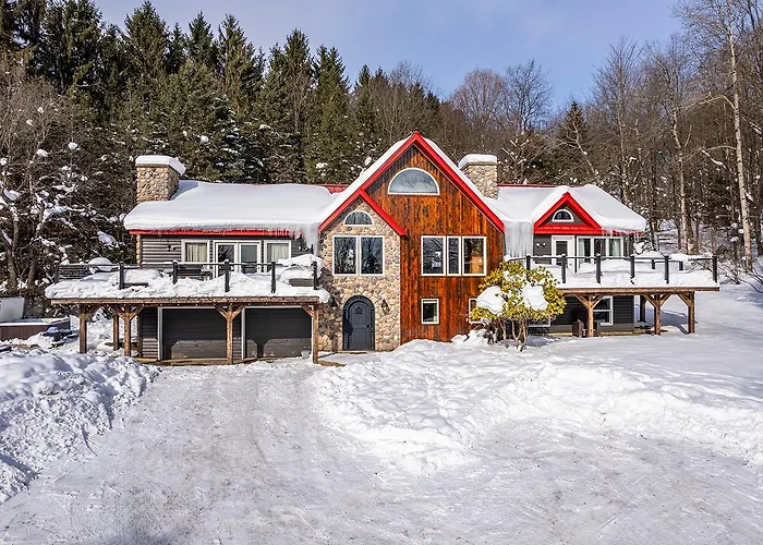 Luxury Log Chalet With Hot Tub, Games Room & Hill Views!