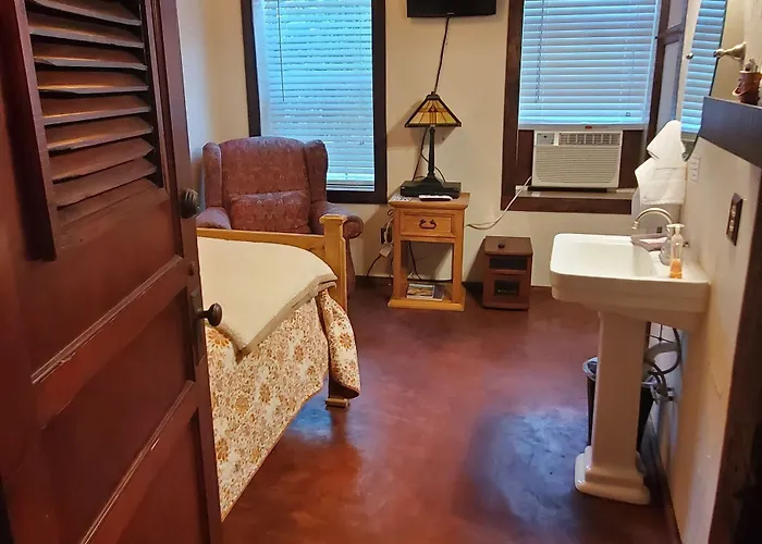 Hootie Creek Guest House