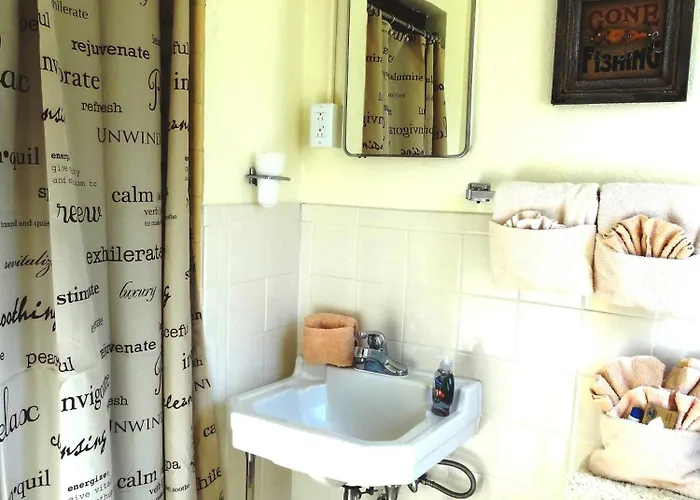 Ji10 - Queen Guest Room Located At The Joplin Inn