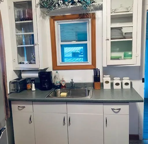 Lakefront Cottage W/ Private Beach- Niagara