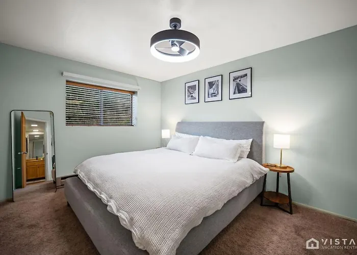 Ski Hill Views And Cozy Fireplace In Brianhead