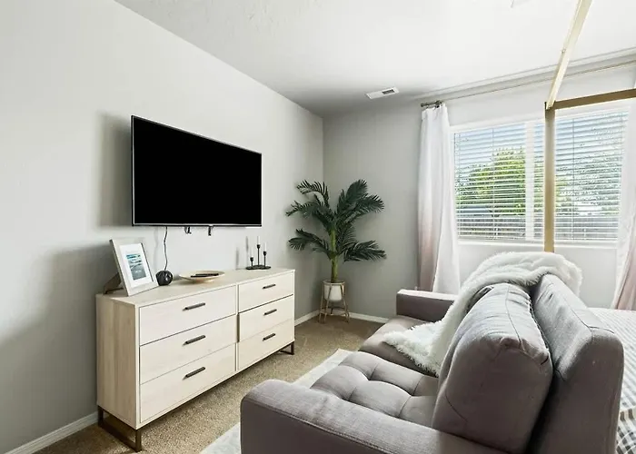 Spacious Cool Springs! Central Nampa 3 Bed