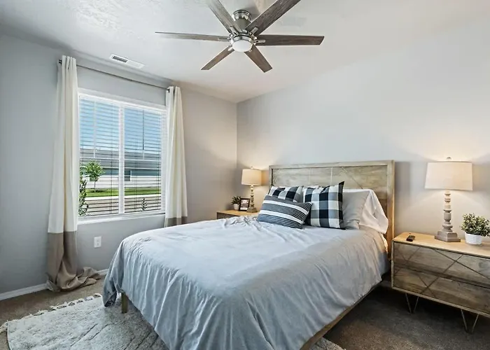 Spacious Cool Springs! Central Nampa 3 Bed
