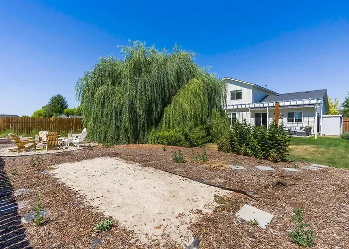 Caldwell Lux Getaway! Large Family Friendly Home