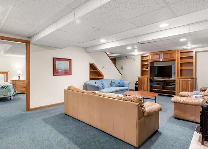 Spacious Home With Direct Pond Access!