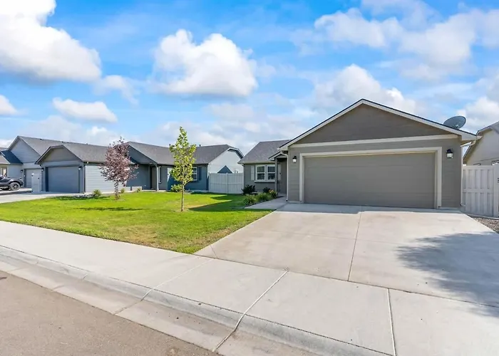 Modern Comfort Caldwell 3B2B Home Sleeps 8!
