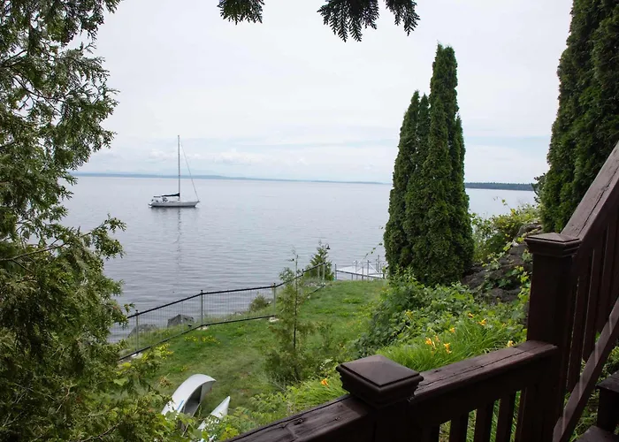Loza House Adirondack Screened-In Porch Unit Lake Front