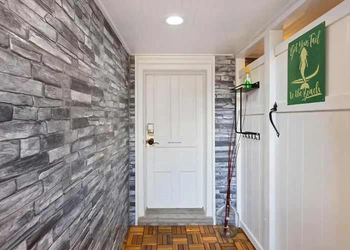 6 Bedroom Ventnor Estate Steps Away From The Beach