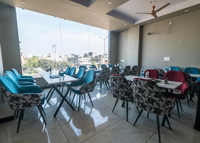Hotel Raaz And Family Restaurant