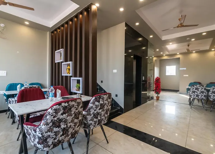 Hotel Raaz And Family Restaurant