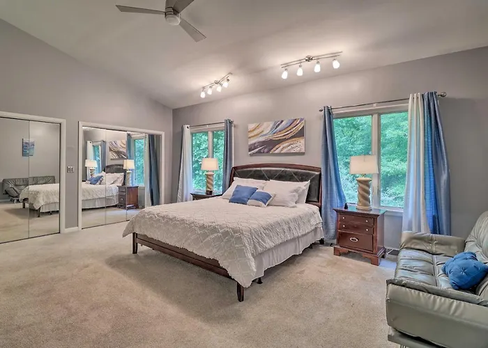 Pet-Friendly Dover Retreat With Yard And Pool Table
