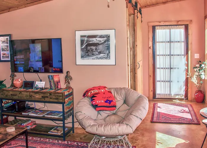 Basecamp Bluff - Bungalow With Patio, Dogs Welcome