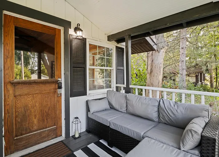 Beautiful Newly Renovated Home With King Bed & Lake Walkable