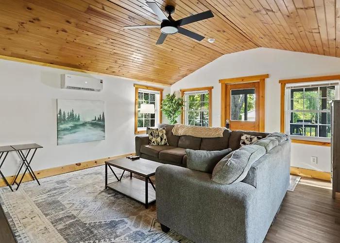 Beautiful Newly Renovated Home With King Bed & Lake Walkable