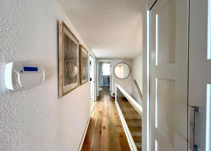 Malibu Waterfront Gallery With Private Beach Access
