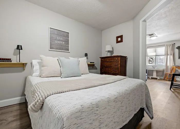 Fully Furnished 1St Floor 1 Bed 1 Bath Condo - Close To Shopping & Hwys North&South