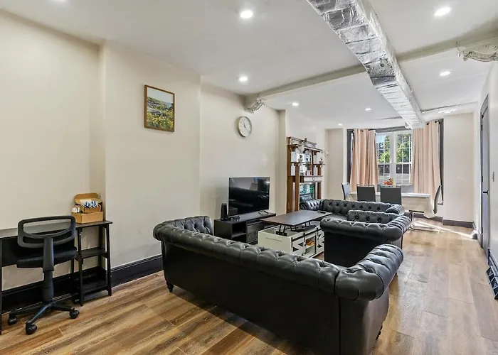 Spacious Home In Troy