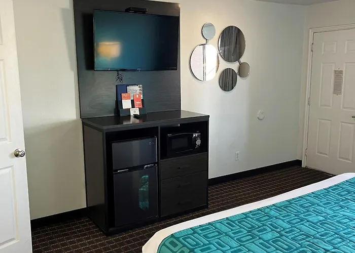 Howard Johnson By Wyndham St. George Hotel & Suites