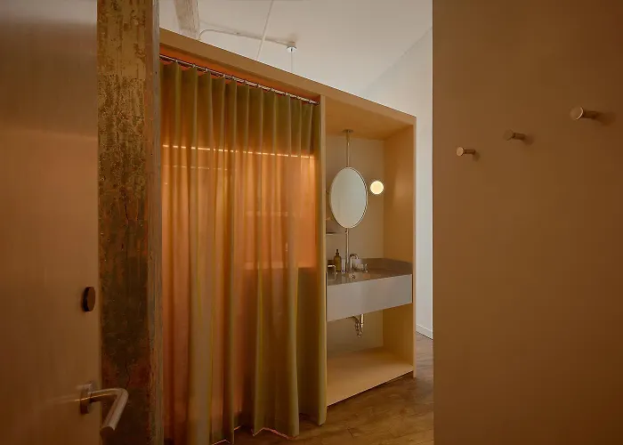 Pocketbook Hotel And Baths