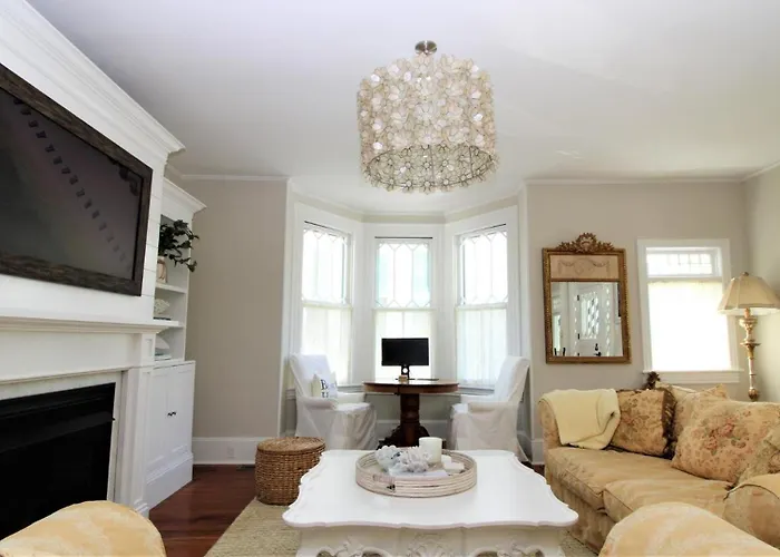 207 Howard Street - The "Schapteau"