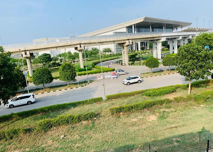 Hotel Mahadev Home-Stay !! Near Chandigarh It'L Airport