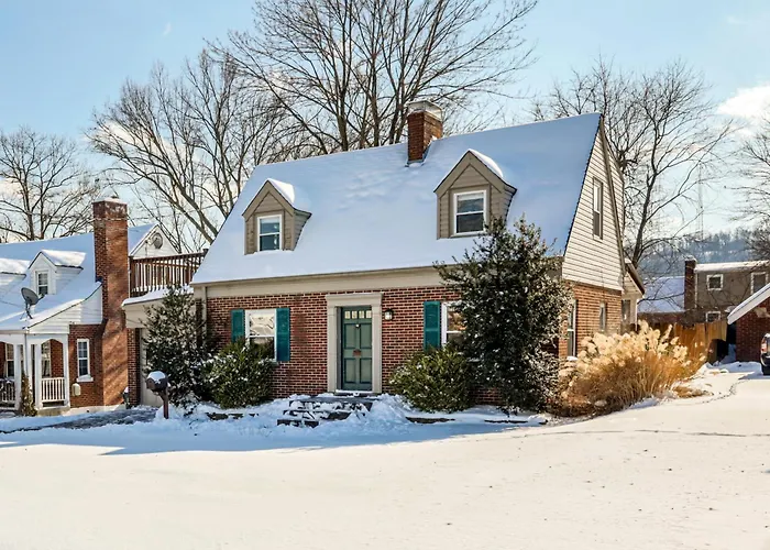 Cincy Area Bungalow W/ Deck & Yard, Pets Welcome!