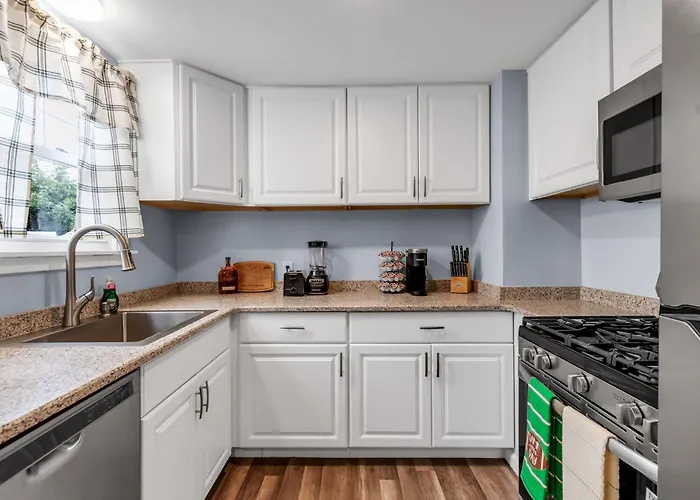 Cozy Cleveland Hill Retreat