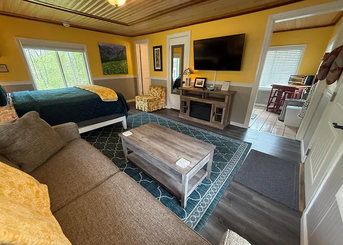 Sherwood Court Cottages & Guest Rooms