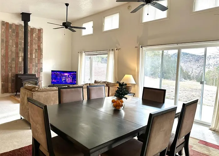 Charming, Spacious, Contemporary Mountain Retreat