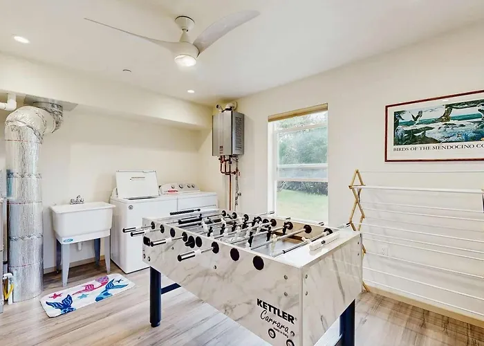 New Home- Minutes From Beach Foosball & Yard