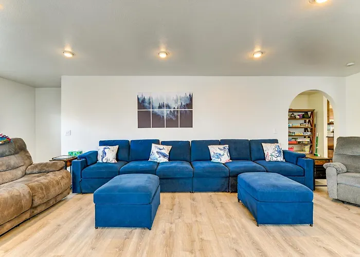 Crescent City Home W/ Hot Tub: Half-Block To Beach