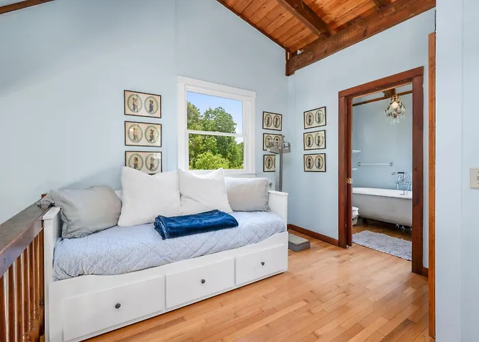 Dog-Friendly Cape Cottage Near Beach Towns