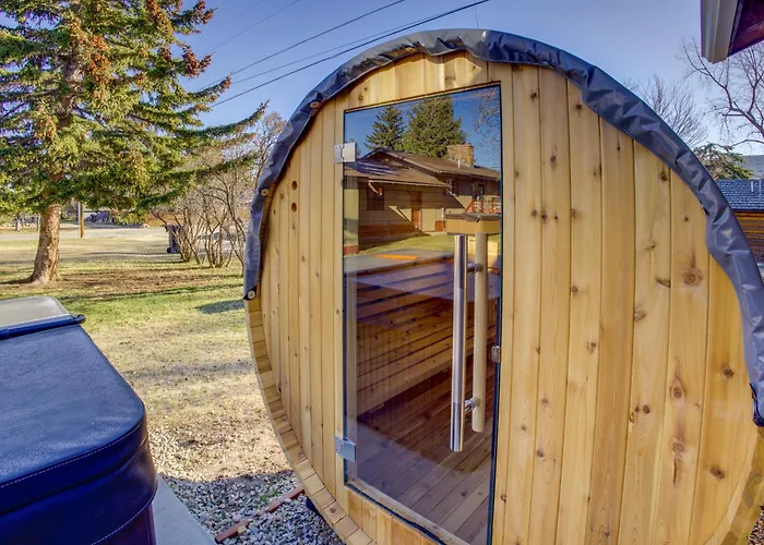 Red Lodge Cabin W/ Hot Tub ~ 1/2 Mi To Downtown!