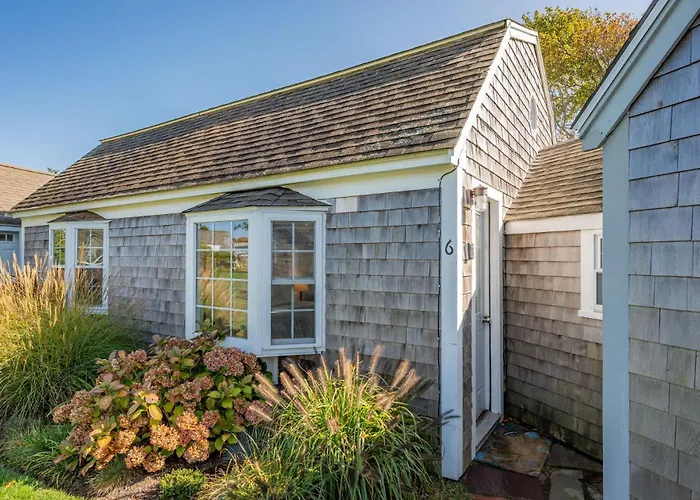 Serenity - Cozy Beachfront Charm Awaits