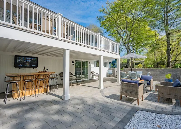 Relax At This Dog-Friendly Sandwich Retreat