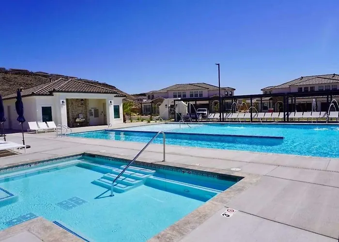 Modern Desert Oasis With Shared Pool And Hot Tub