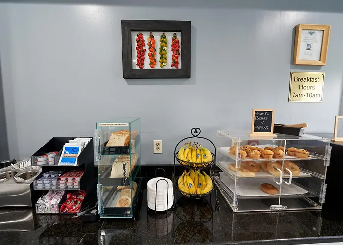 Admiralty Inn & Suites - A Red Collection Hotel