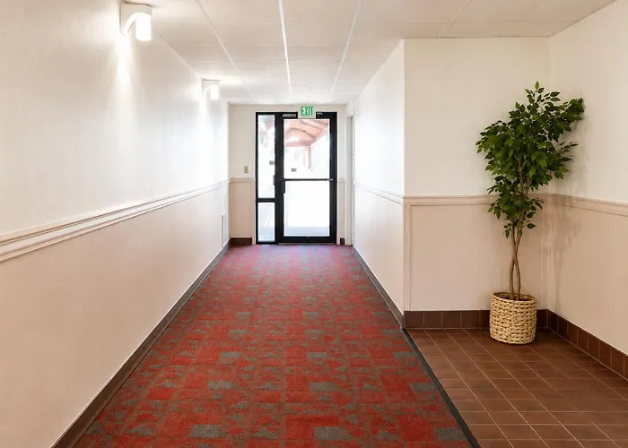 Days Inn By Wyndham Lake Point