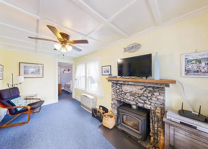 Dog-Friendly Fisher Hill Home With Patio And Wood Stove - Walk To The Harbor