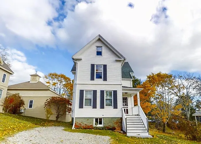 Newly Renovated Haven W/ Deck, Walk To Shops, Dining & Marina, Pet Friendly