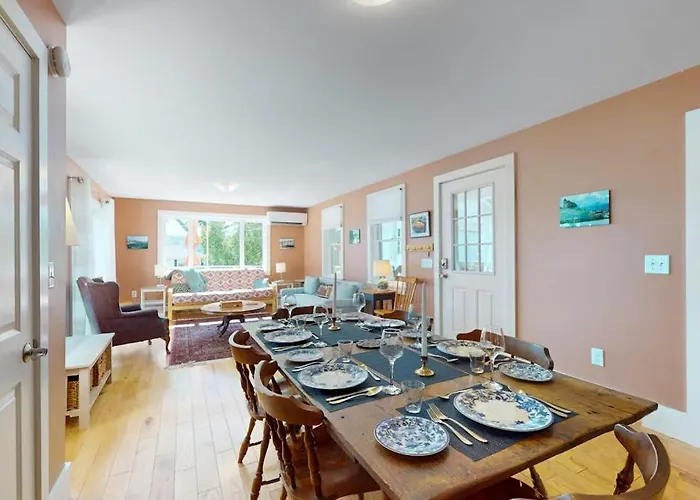 Charming Cape-Style House With Panoramic River Views And Modern Amenities