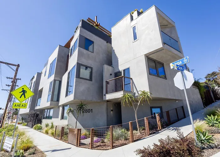 City24 Condo Hotel Little Italy Mission Hills