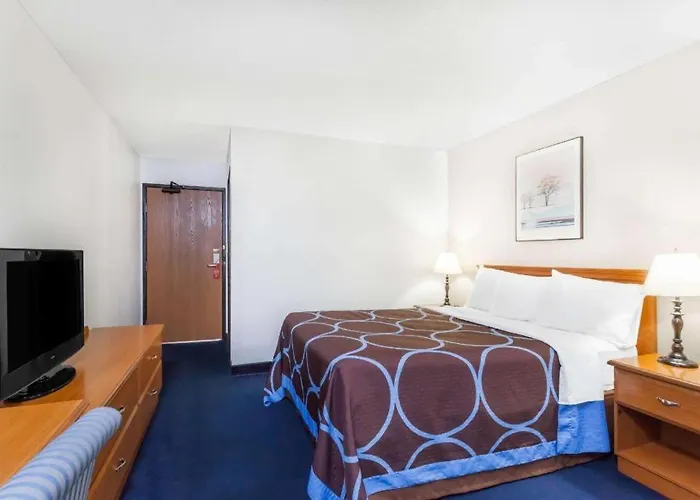 Super 8 By Wyndham Montgomery Maybrook