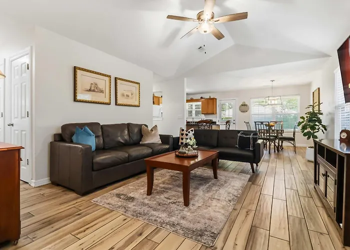 Lakeside Getaway - Next To Beaver Lake